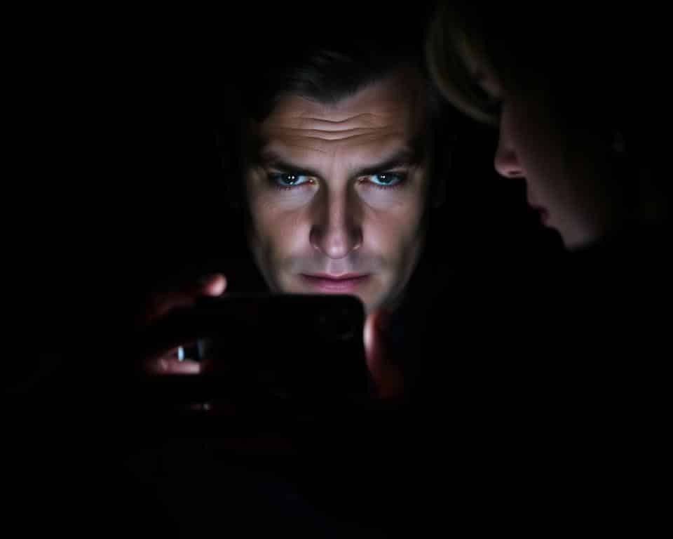 monitorar celular de outra pessoa