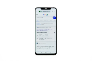 black Android smartphone — Foto por Claudio Schwarz na Unsplash