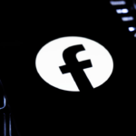 Facebook logo on a dark keyboard — Foto por Zulfugar Karimov na Unsplash
