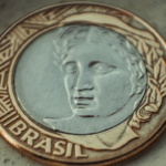 gold and silver Brasil coin — Foto por ORLANDO SANT'ANNA na Unsplash