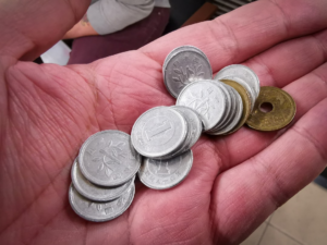 silver and gold round coins — Foto por Senad Palic na Unsplash