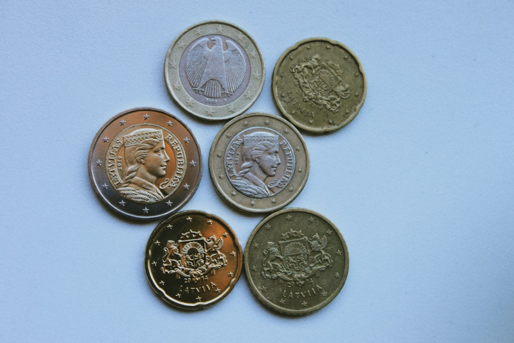 2 silver and gold coins — Foto por CARTIST na Unsplash