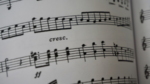 a close up of a book with musical notes — Foto por Karen Chew na Unsplash