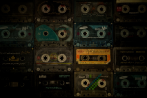 black and blue cassette tape — Foto por hosein zanbori na Unsplash