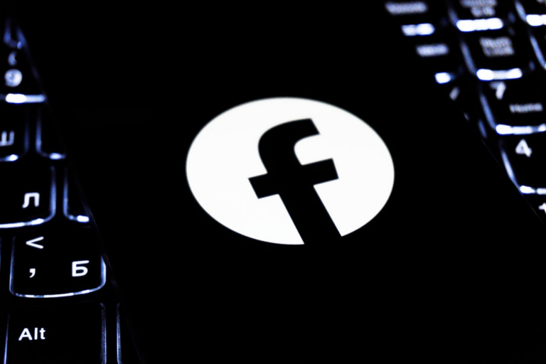 Facebook logo on a dark keyboard — Foto por Zulfugar Karimov na Unsplash