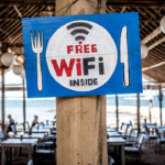 Free WiFi signage on wooden post — Foto por Bernard Hermant na Unsplash