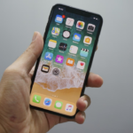 person holding space gray iPhone 7 — Foto por Bagus Hernawan na Unsplash