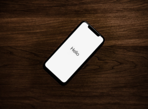 turned on iPhone on top of brown wooden surface — Foto por Tyler Lastovich na Unsplash