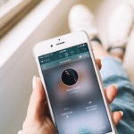 person holding turned-on silver iPhone 6 displaying user profile — Foto por Alexa Suter na Unsplash