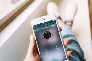 person holding turned-on silver iPhone 6 displaying user profile — Foto por Alexa Suter na Unsplash