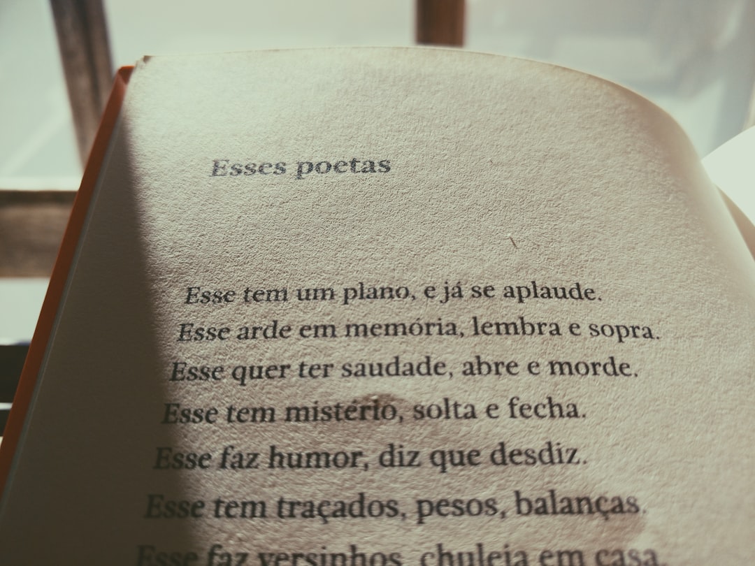Esses Poetas book content — Foto por mauRÍCIO SANTOS na Unsplash