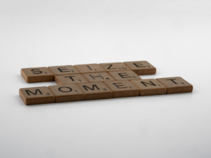 scrabble tiles spelling the word seize the moment — Foto por Brett Jordan na Unsplash