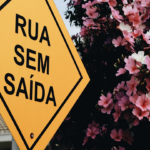 yellow and black caution sign — Foto por Nathana Rebouças na Unsplash