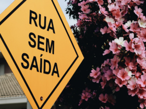 yellow and black caution sign — Foto por Nathana Rebouças na Unsplash