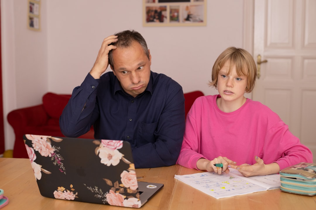 Controle Parental: Monitore Conversas Online