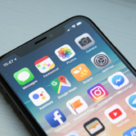 space gray iPhone X — Foto por William Hook na Unsplash
