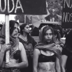 grayscale photography of women marching — Foto por L'Odyssée Belle na Unsplash