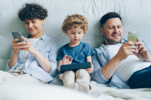 Por que acompanhar conversas com controle parental pode fazer a diferença