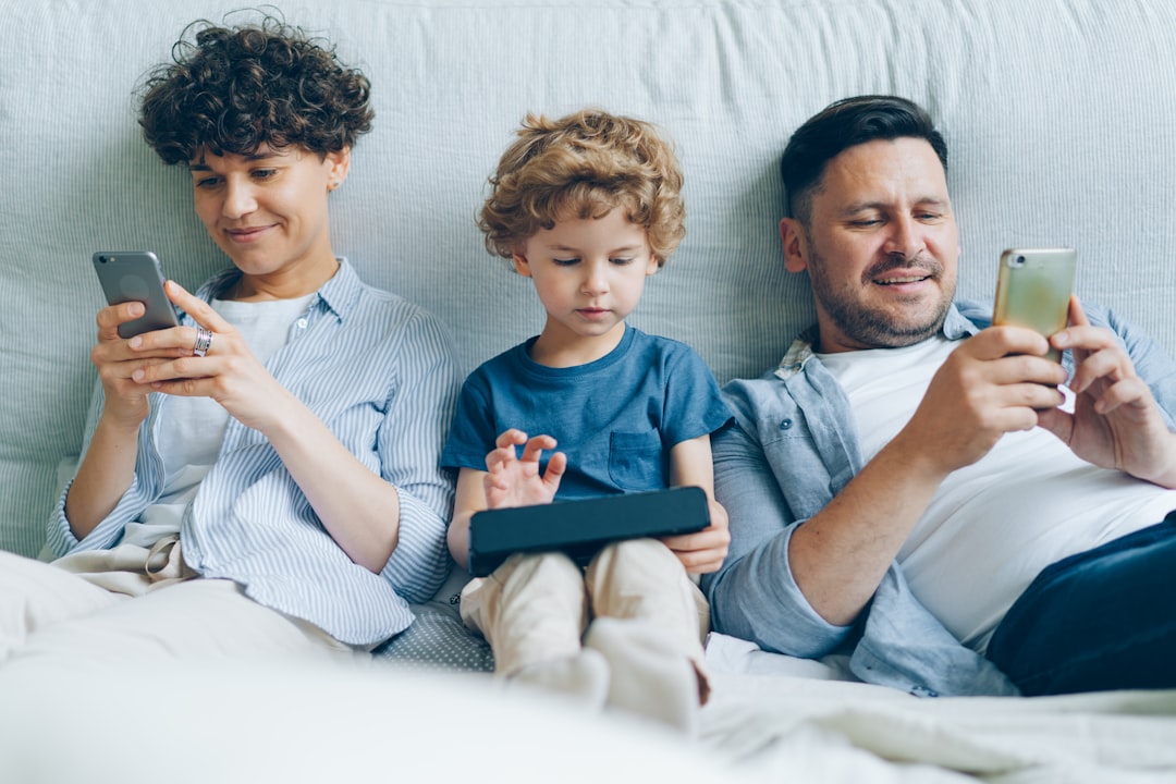 Por que acompanhar conversas com controle parental pode fazer a diferença