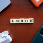 the word learn spelled with scrabble letters on a wooden table — Foto por Ling App na Unsplash